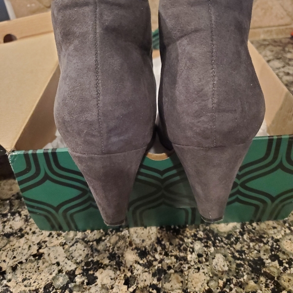 Ladies JCP gray faux suede booties EUC - Picture 3 of 4